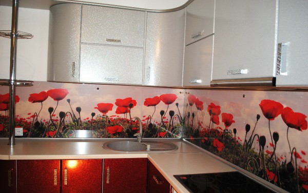 Coquelicots sur le tablier de la zone de travail de la cuisine Coquelicots sur le tablier de la zone de travail de la cuisine