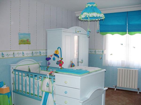 Sur la photo, une crèche blanc-bleu pour un nouveau-né Sur la photo, une crèche blanc-bleu pour un nouveau-né