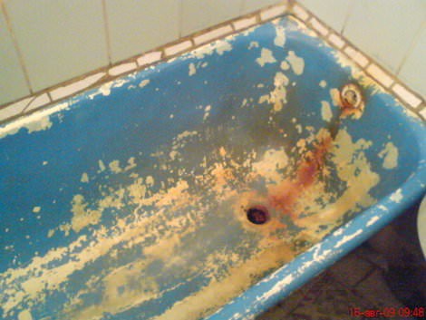 Sur la photo, une baignoire qui a longtemps besoin d'être restaurée Sur la photo, une baignoire qui a longtemps besoin d'être restaurée