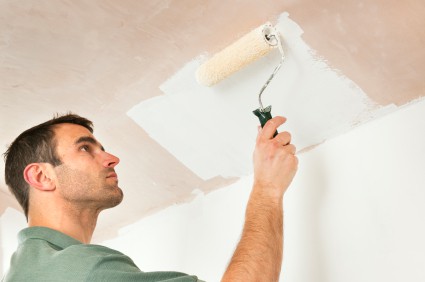 Application d'un revêtement à base d'eau sur un plafond en plaques de plâtre Application d'un revêtement à base d'eau sur un plafond en plaques de plâtre