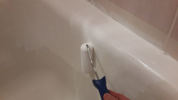 L'une des façons de peindre la baignoire est avec un rouleau, mais cela nécessite une certaine expérience dans un tel travail. L'une des façons de peindre la baignoire est avec un rouleau, mais cela nécessite une certaine expérience dans un tel travail.