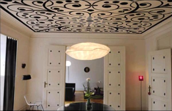 Lumière avec un papier peint à motifs sombres au plafond Lumière avec un papier peint à motifs sombres au plafond