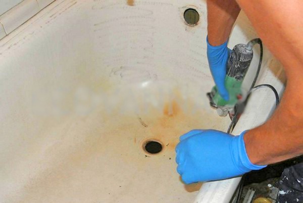 Nettoyage du bain avec un broyeur Nettoyage du bain avec un broyeur