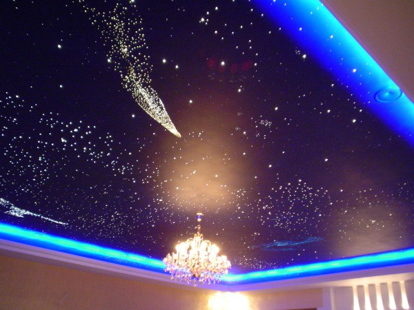 Le ciel étoilé au plafond, mis en valeur, décorera n'importe quelle pièce Le ciel étoilé au plafond, mis en valeur, décorera n'importe quelle pièce