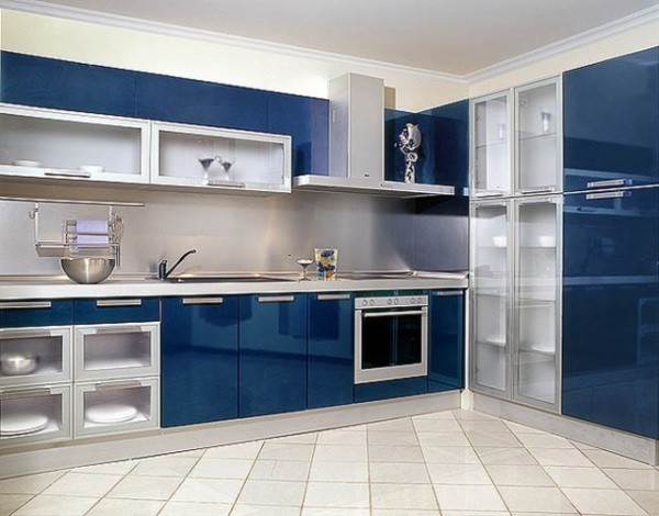 Peinture blanche sur les murs sous la cuisine bleue