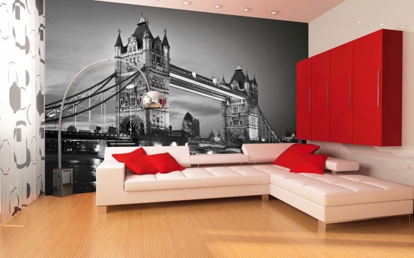 Intérieur moderne contrasté avec vue sur le pont en noir et blanc