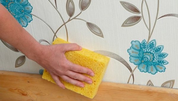 Lavez le papier peint avec une éponge. Lavez le papier peint avec une éponge.