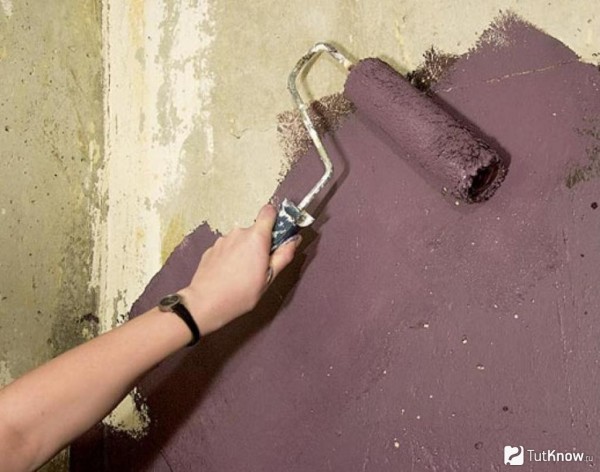 Peignez le mur avec un rouleau Peignez le mur avec un rouleau