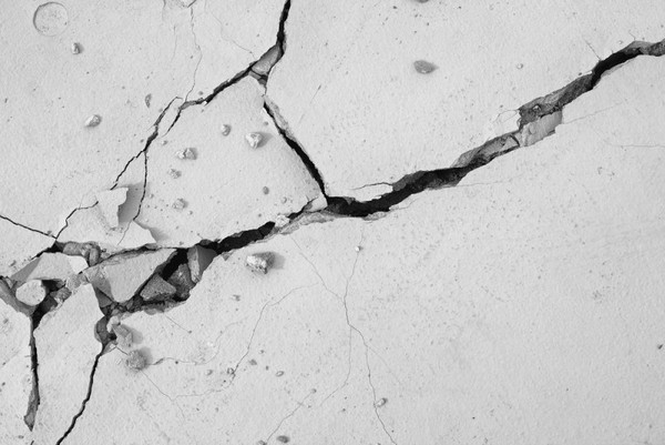 Avant de commencer à décorer les murs, vous devez réparer les fissures du plâtre Avant de commencer à décorer les murs, vous devez réparer les fissures du plâtre