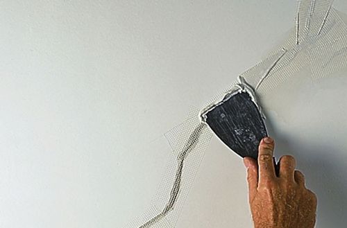 Des fissures de mastic dans le plafond