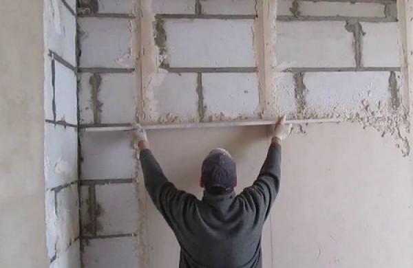 Plâtre de blocs de béton cellulaire le long de balises avec composition de plâtre Plâtre de blocs de béton cellulaire le long de balises avec composition de plâtre
