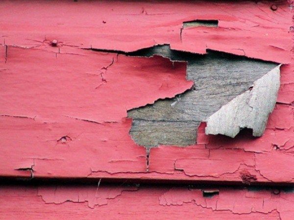 Vieille peinture sur une maison en bois Vieille peinture sur une maison en bois