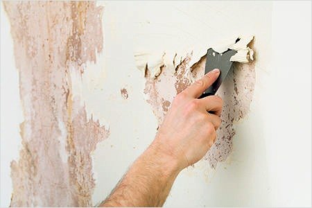 Enlèvement de peinture avec une spatule
