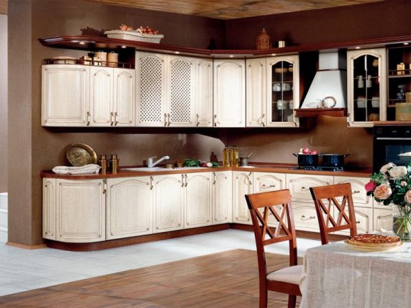 La couleur chocolat des murs rend la cuisine plus confortable