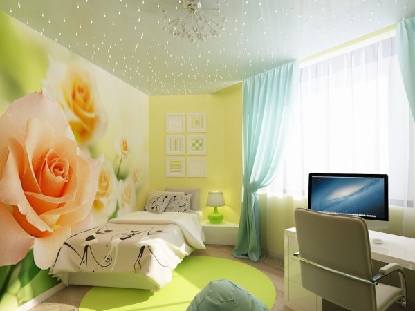 Papiers peints roses dans un intérieur de chambre pour une jeune fille