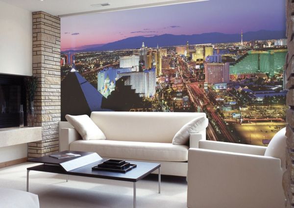 Papier peint avec vue panoramique sur la ville de nuit, à l'intérieur du salon Papier peint avec vue panoramique sur la ville de nuit, à l'intérieur du salon