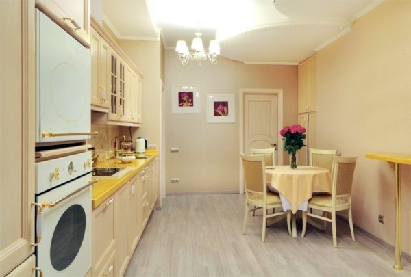 Cuisine aux délicates couleurs crème avec des accents jaunes et blancs Cuisine aux délicates couleurs crème avec des accents jaunes et blancs