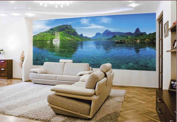 Sur la photo, papier peint photo avec un paysage marin, à l'intérieur du salon Sur la photo, papier peint photo avec un paysage marin, à l'intérieur du salon