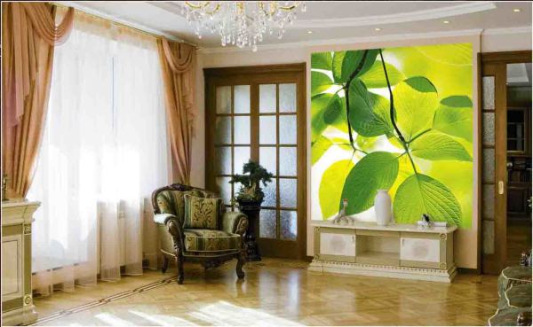 Sur la photo, des peintures murales aux couleurs vives du printemps à l'intérieur du salon Sur la photo, des peintures murales aux couleurs vives du printemps à l'intérieur du salon