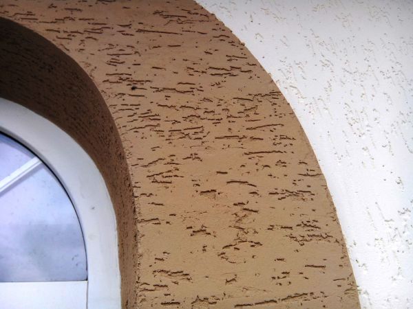 Plâtrage des murs extérieurs avec du plâtre de galets Plâtrage des murs extérieurs avec du plâtre de galets