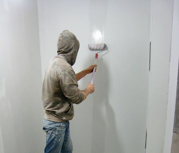 Pour le plâtrage décoratif, la surface doit être soigneusement préparée Pour le plâtrage décoratif, la surface doit être soigneusement préparée