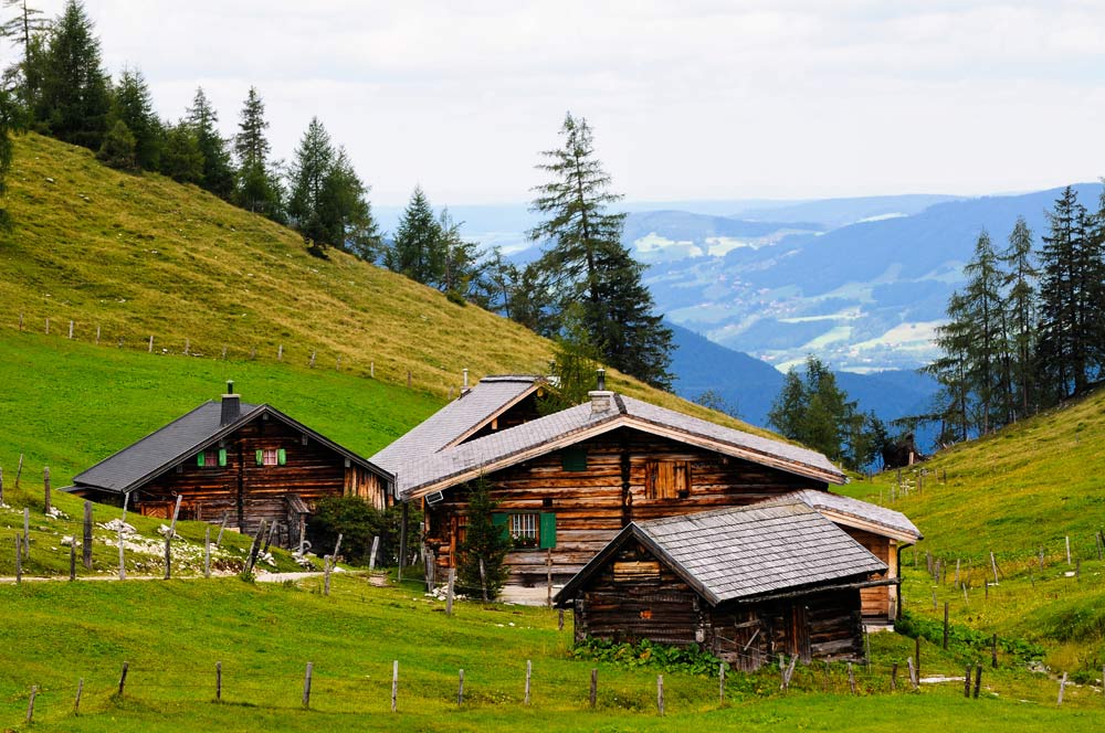 Papiers peints avec l'image de vieilles maisons de village dans les montagnes