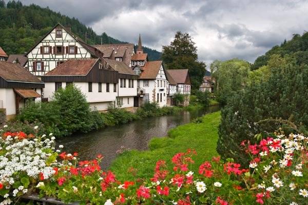 Village allemand soigné au bord d'une petite rivière Village allemand soigné au bord d'une petite rivière