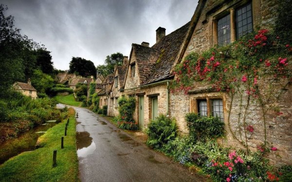 Papiers peints avec l'image du village anglais après la pluie Papiers peints avec l'image du village anglais après la pluie