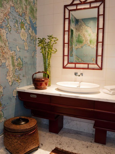 Papiers peints avec l'image de la carte du monde à l'intérieur des toilettes