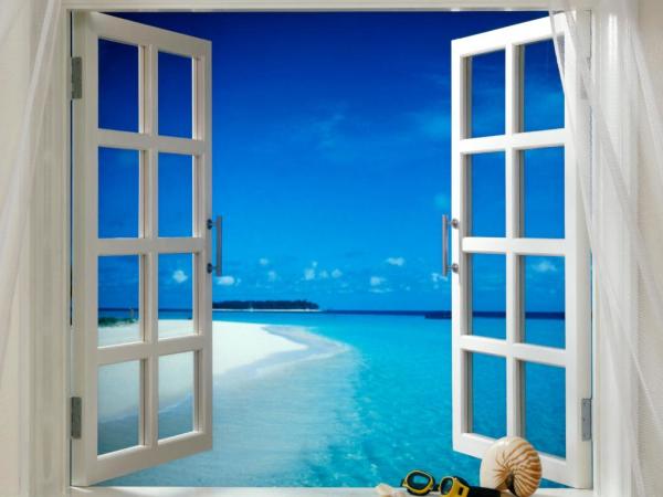 Papiers peints avec l'image d'une fenêtre avec vue sur le ciel bleu et la mer transparente