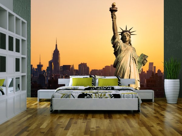 Papiers peints avec l'image de la Statue de la Liberté dans un intérieur de chambre moderne Papiers peints avec l'image de la Statue de la Liberté dans un intérieur de chambre moderne