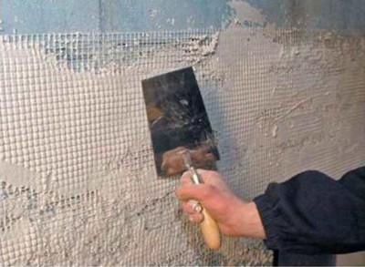 Nous réparons la grille de plâtre Nous réparons la grille de plâtre