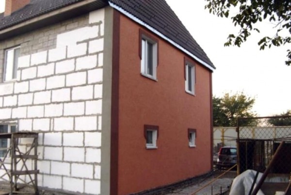 Sur un mur de la maison, enduit extérieur appliqué pour béton cellulaire Sur un mur de la maison, enduit extérieur appliqué pour béton cellulaire