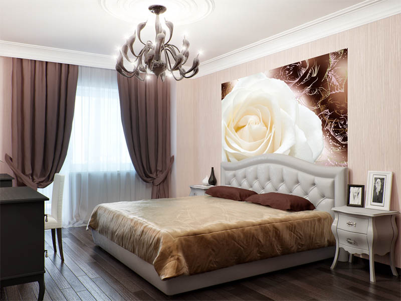 Papiers peints avec une fleur délicate sur fond sombre, soulignent le style classique de la chambre