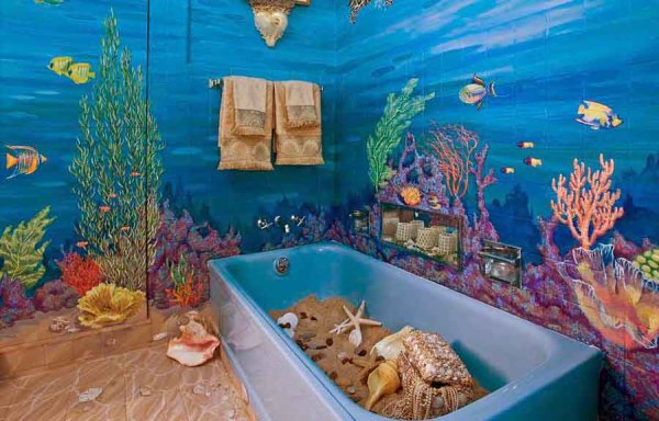 Papier peint avec l'image du fond marin et de ses habitants dans la salle de bain de la mer Papier peint avec l'image du fond marin et de ses habitants dans la salle de bain de la mer