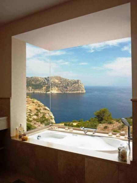Papiers peints avec une vue panoramique sur la mer à l'intérieur de la salle de bain Papiers peints avec une vue panoramique sur la mer à l'intérieur de la salle de bain