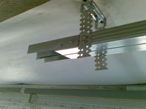 Support de suspension pour profilés de plafond Support de suspension pour profilés de plafond
