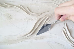 Dessiner une image sur un mur avec une spatule Dessiner une image sur un mur avec une spatule