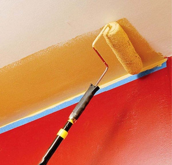 Peignez le plafond avec un rouleau Peignez le plafond avec un rouleau