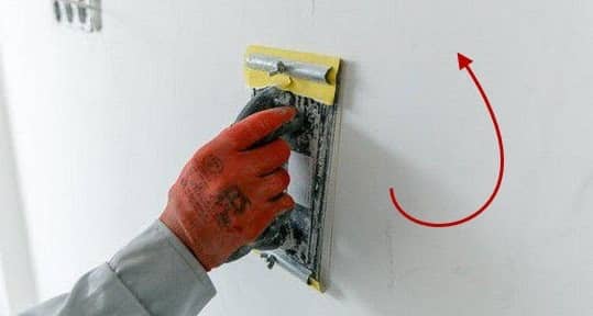 Déplacement d'un outil lors du ponçage de murs