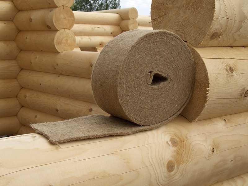 Tissu chauffant en feutre conçu pour sceller les espaces à la jonction des bûches ou des planches dont la maison est construite