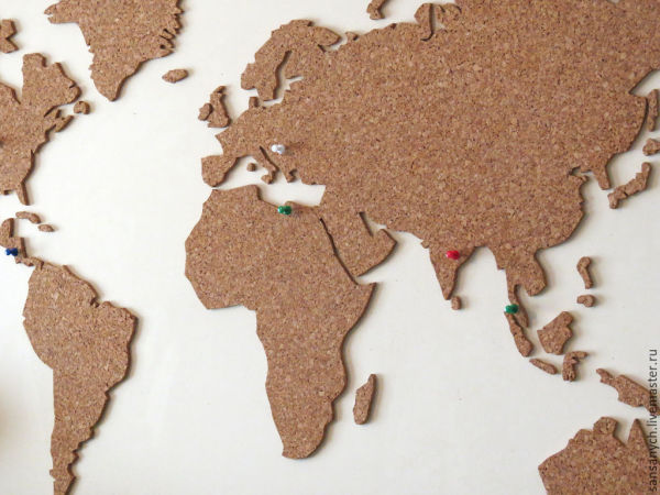 Panneau décoratif en liège, stylisé comme une carte du monde. Une solution intéressante pour tout intérieur Panneau décoratif en liège, stylisé comme une carte du monde. Une solution intéressante pour tout intérieur