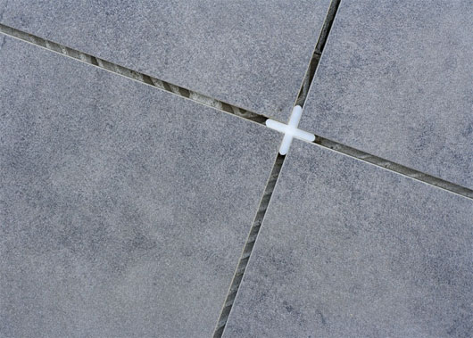 Utilisation de croix lors de la pose de carreaux Utilisation de croix lors de la pose de carreaux
