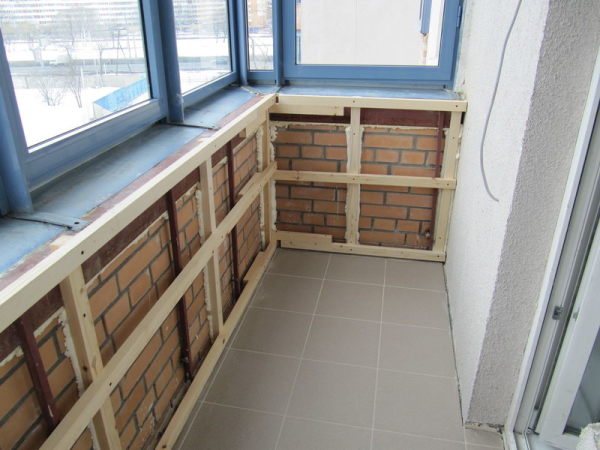 Sur la photo, la caisse en bois sur la loggia Sur la photo, la caisse en bois sur la loggia