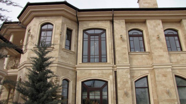 Plâtrage de façade: décor en pierre de travertin