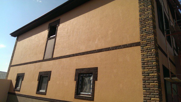 Stuc avec effet «grains» dans la conception des façades