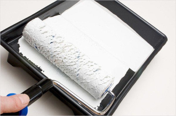 Enlever l'excès de peinture du rouleau Enlever l'excès de peinture du rouleau