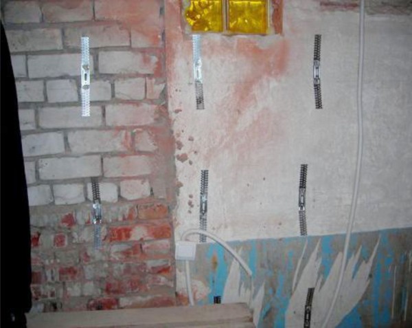 Mur préparé pour la décoration, avec haubans fixes pour l'installation de profilés de guidage en métal Mur préparé pour la décoration, avec haubans fixes pour l'installation de profilés de guidage en métal