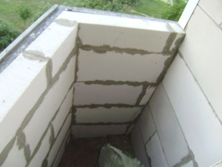 Murs du balcon en blocs de mousse Murs du balcon en blocs de mousse