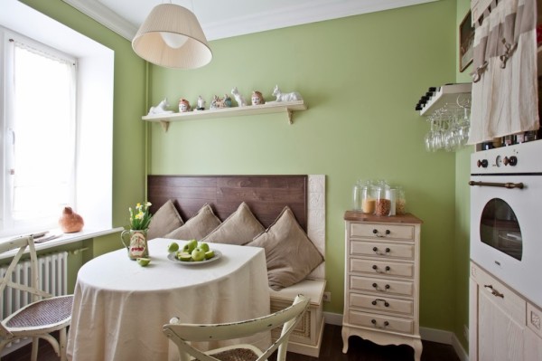 Une autre cuisine typique de petites tailles, décorée dans le style de la Provence française Une autre cuisine typique de petites tailles, décorée dans le style de la Provence française